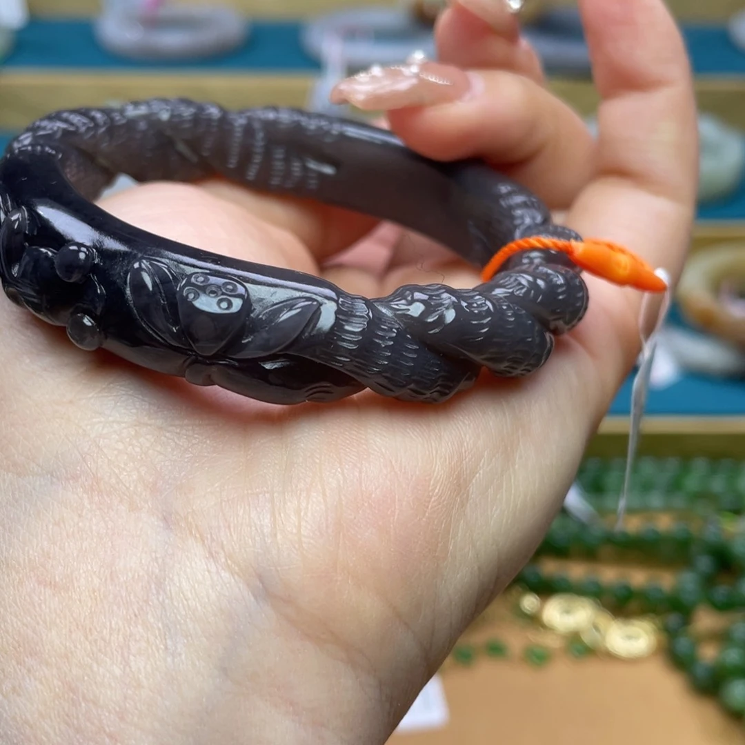 和田玉手镯56圈口。编号68未镶嵌