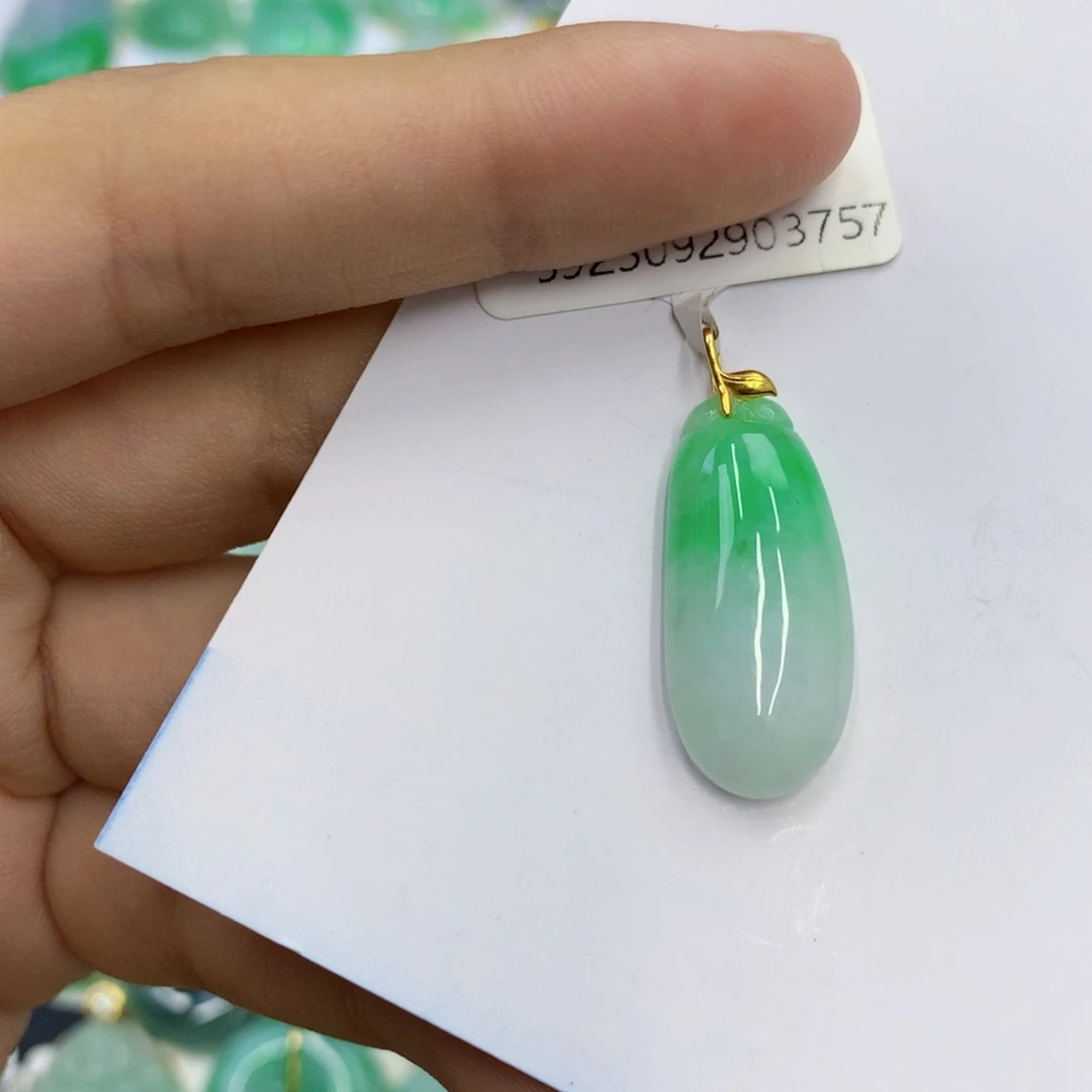 翡翠18K金镶嵌颈饰翡翠