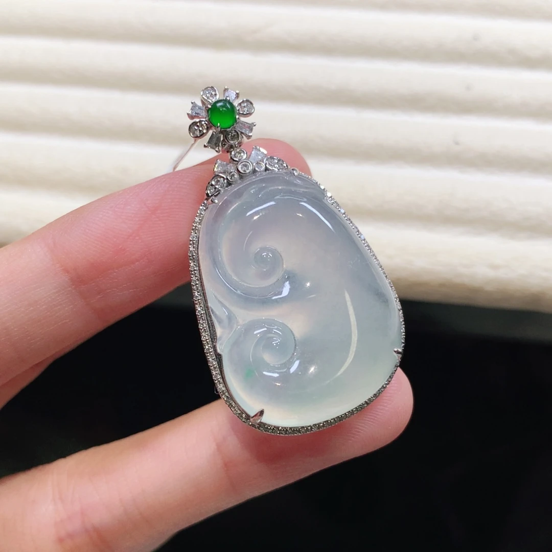 翡翠18K金镶嵌颈饰