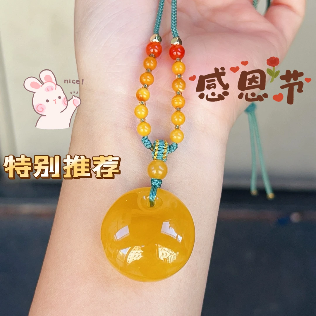 俄料鸡油黄蜜蜡公主扣吊坠，颜色黄润，器形圆润