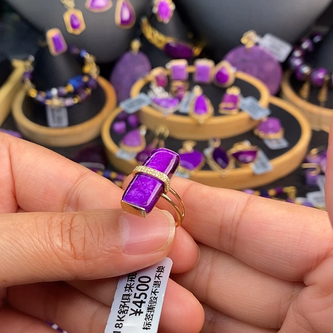 18K金镶嵌苏纪石（舒俱来）戒指