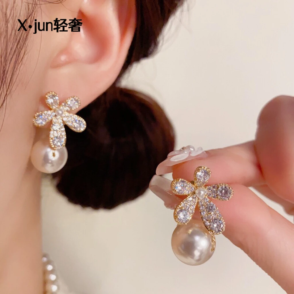 铜合金耳饰 精致轻奢高级感满钻花朵前后戴珍珠耳坠甜美百搭耳饰