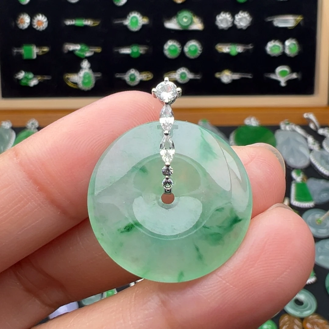 翡翠18K金镶嵌颈饰扣