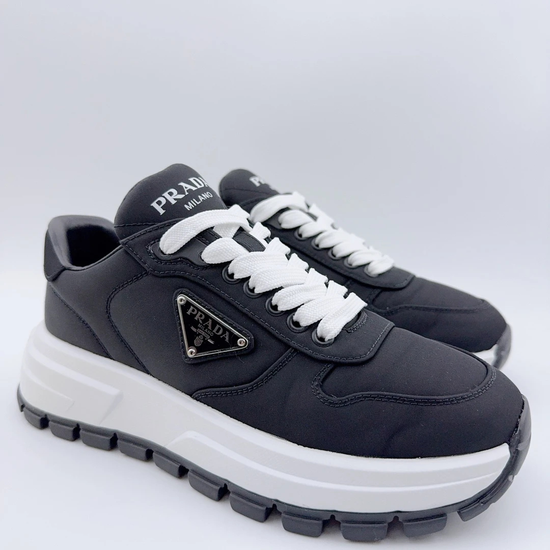 99新 Prada/普拉达 37码/黑色三角标运动鞋