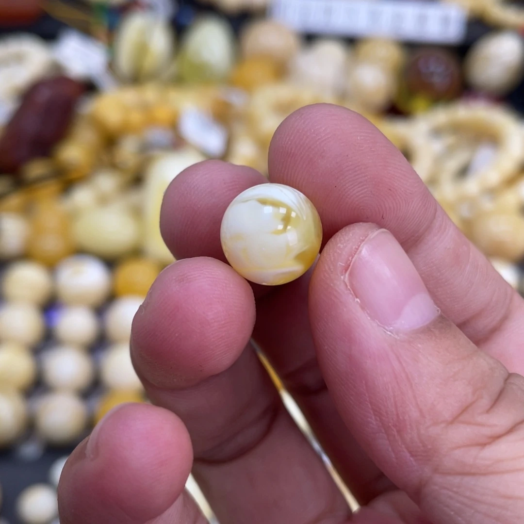 冲****未镶嵌琥珀裸石11.6mm瑕疵金瓷白