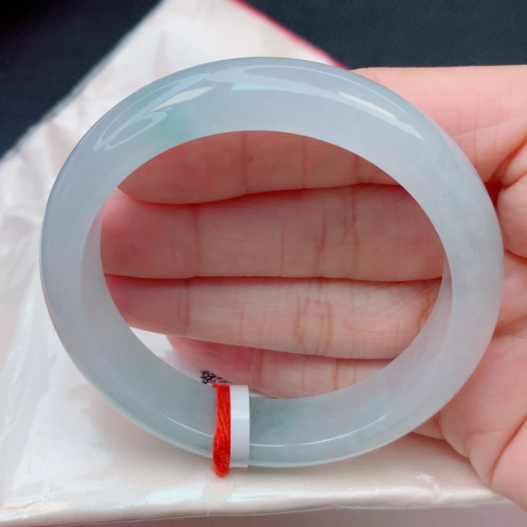 翡翠未镶嵌手镯55.5圈 白冰底飘绿宽镯胶润