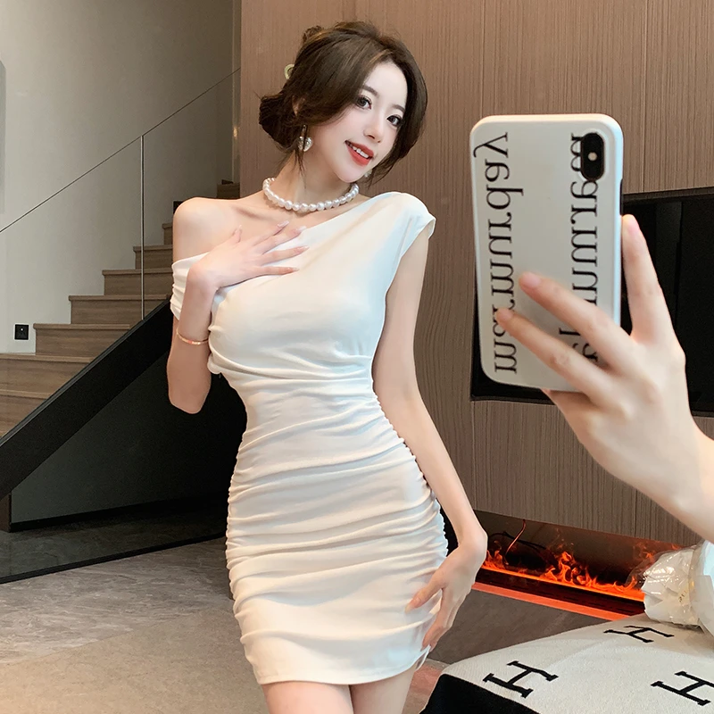 2025春夏新款斜肩褶皱弹力紧身包臀连衣裙短裙女甜辣风一字领露肩