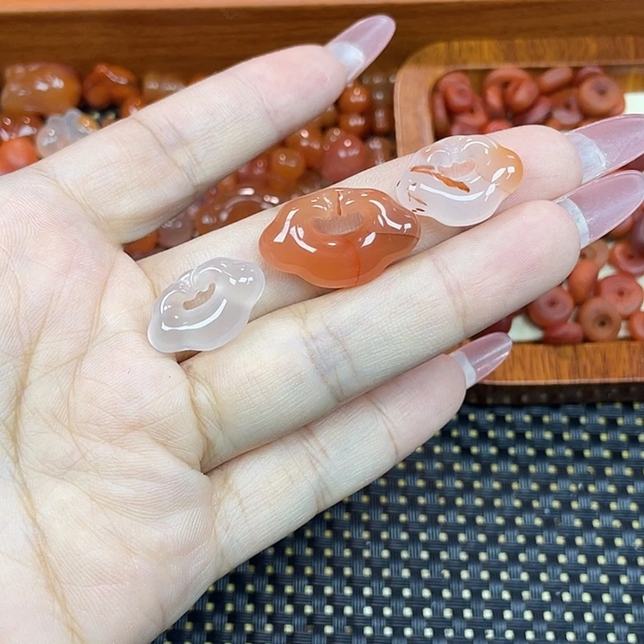 南红玛瑙未镶嵌颈饰如意锁