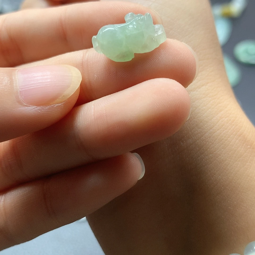 翡翠未镶嵌颈饰貔貅