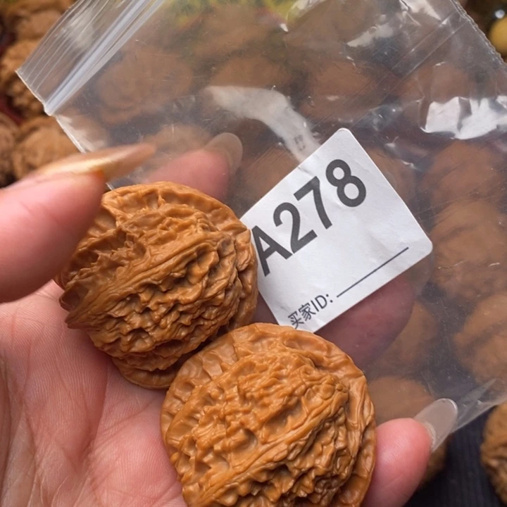 把件核桃白狮子43尺278号反油