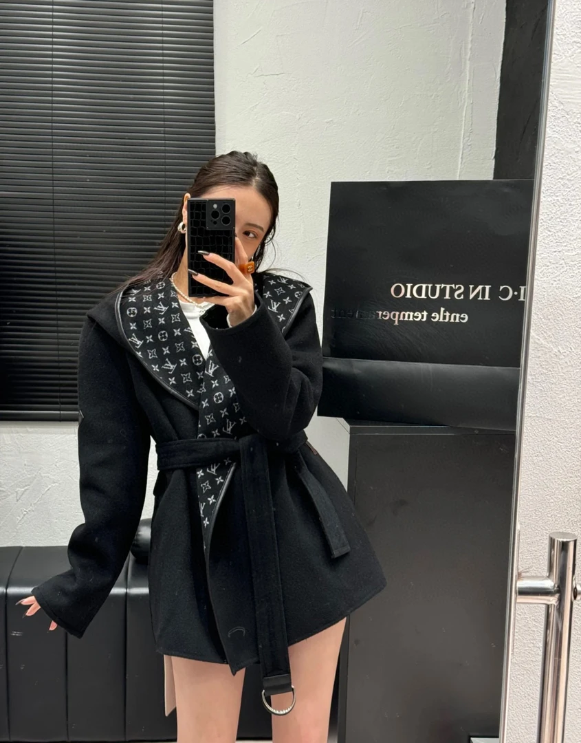 全新未使用 LouisVuitton/路易威登 羊绒围裹连帽大衣36码 D19649