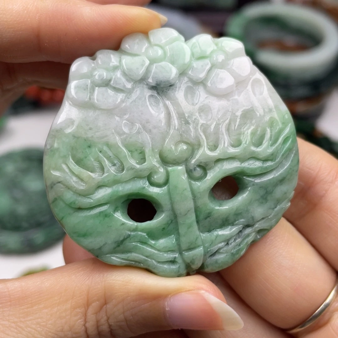 翡翠未镶嵌颈饰牌子