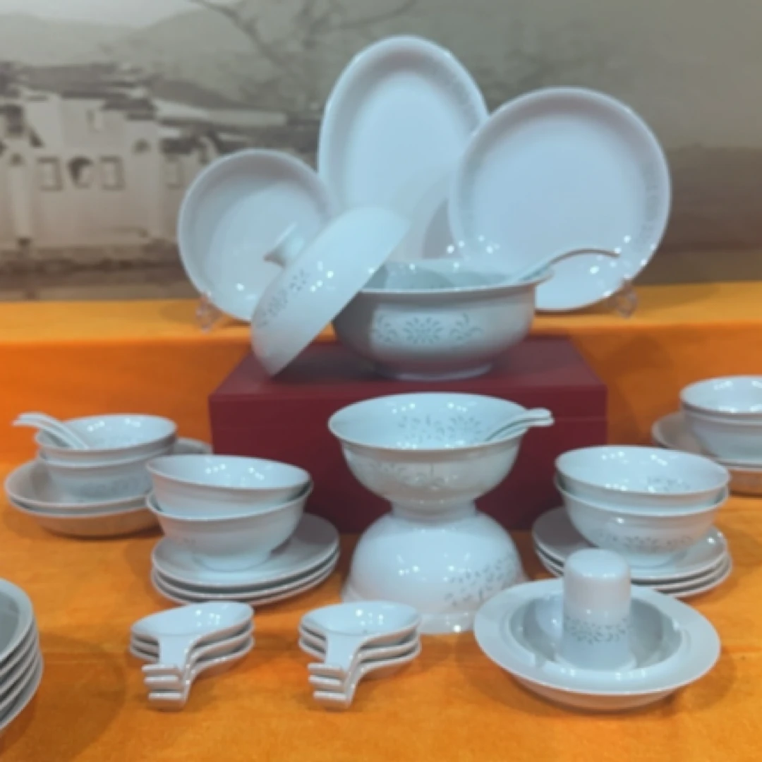 景德镇陶瓷58头玲珑套装餐具