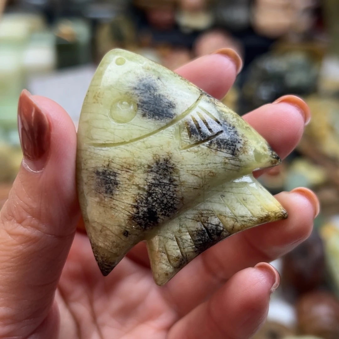 岫玉未镶嵌颈饰辽阳水草鱼有瑕