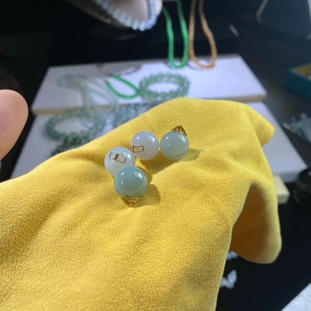 天然缅甸A货翡翠12mm单珠吊坠（多样性发货）