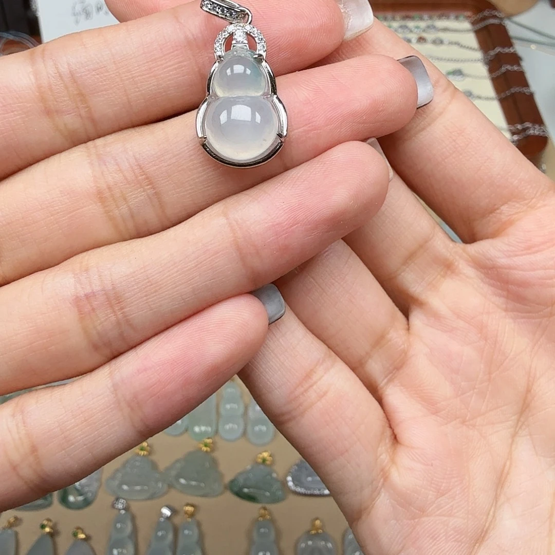 H****颈饰银S925镶嵌翡翠