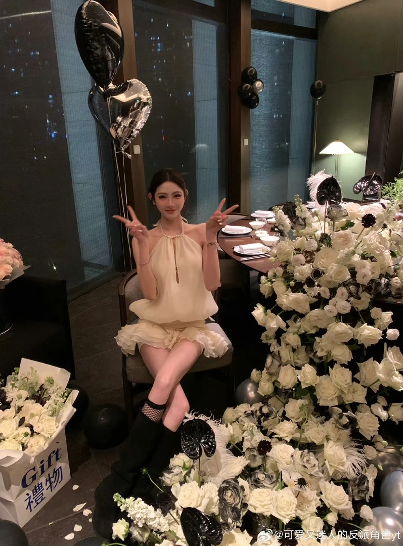 夏季新款小众连衣裙女初恋温柔纯欲风钉珠衬衫挂脖收腰蓬蓬短裙女