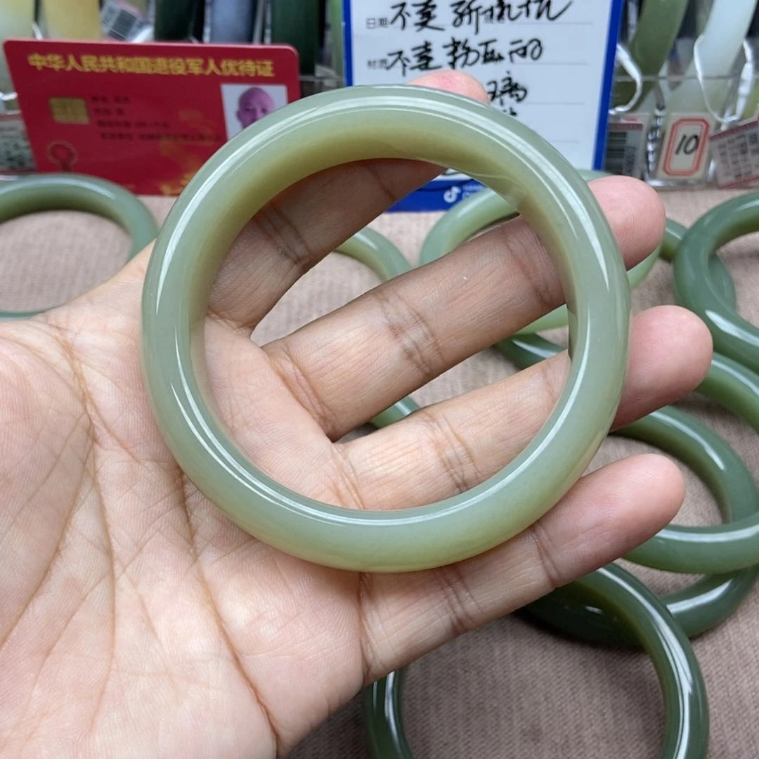 和田玉手镯未镶嵌小**脉