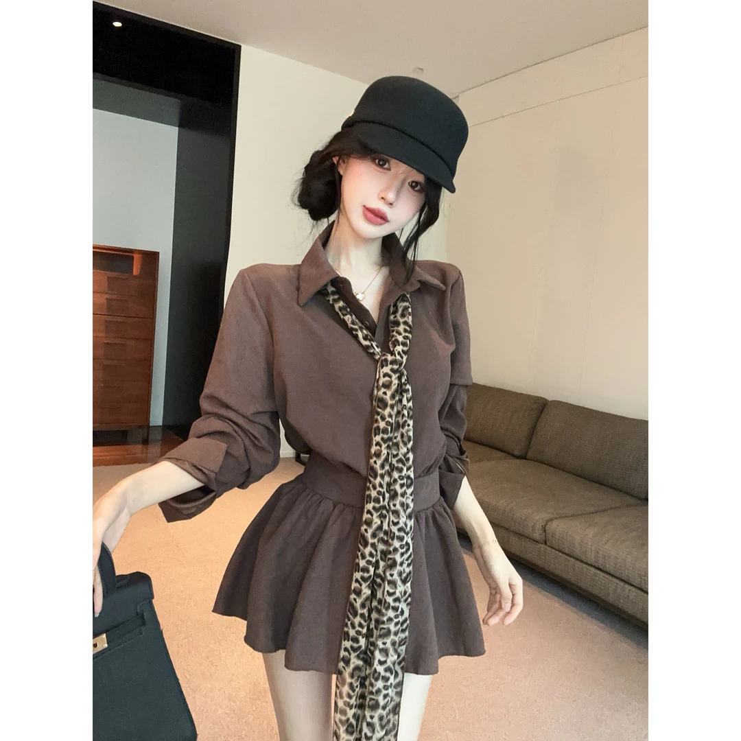 法式独特别致收腰修身polo领长袖衬衫裙女设计感早秋豹纹系带短裙