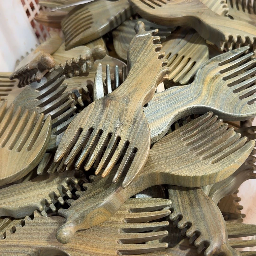 绿檀木凤凰梳子瑕疵大