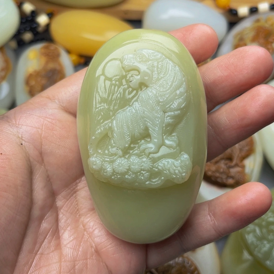 石材方解石手把件虎