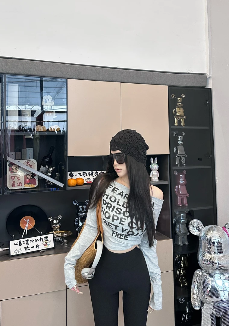 샤오팅쯔· 【字母情书】一字肩字母上衣