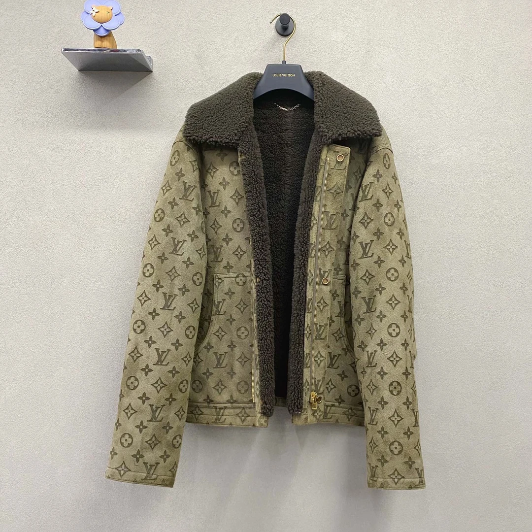 99新 LouisVuitton/路易威登 棕色logo字母压纹拉链皮衣/尺码46