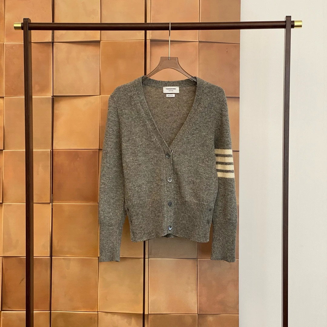 99新 THOMBROWNE 爆款灰色四条纹羊毛开衫/46码 大码/99新/31263