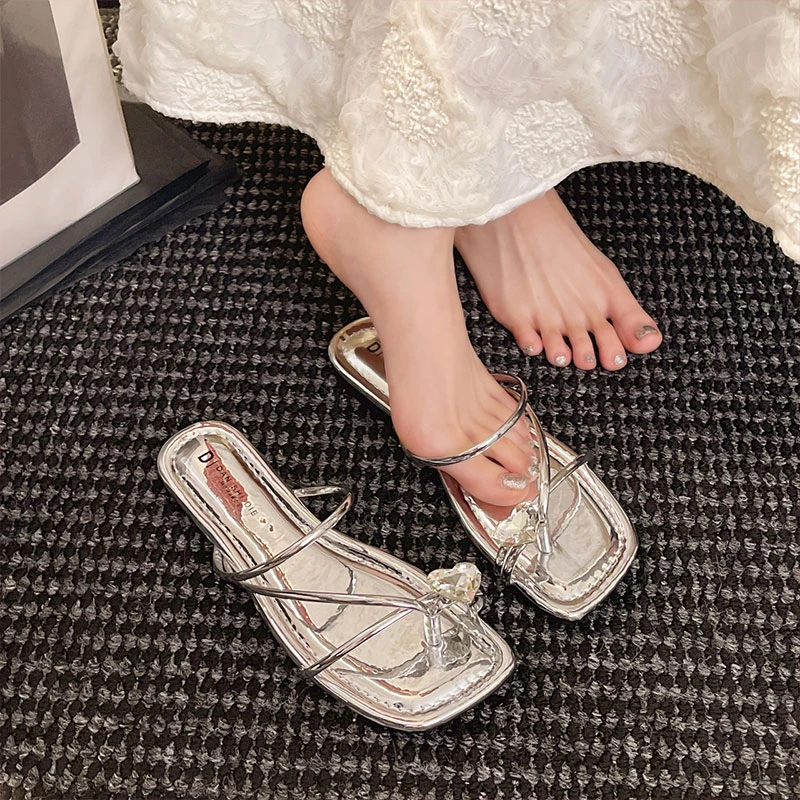 法式绝美银色凉拖鞋女夏外穿2025新款配裙子水钻套趾低跟沙滩凉鞋