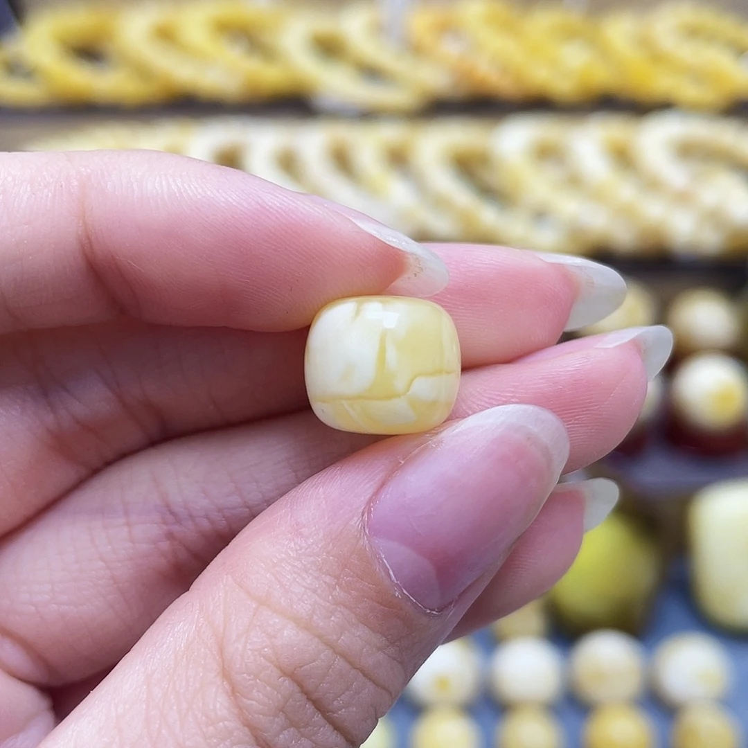 未镶嵌琥珀裸石12.2*10.6mm老型瑕疵