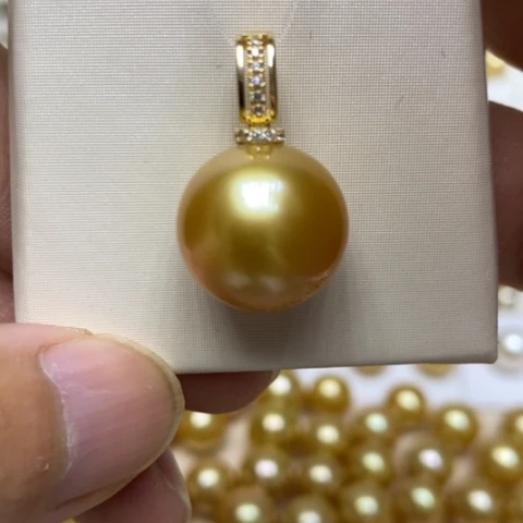 颈饰18K金镶嵌海水珍珠