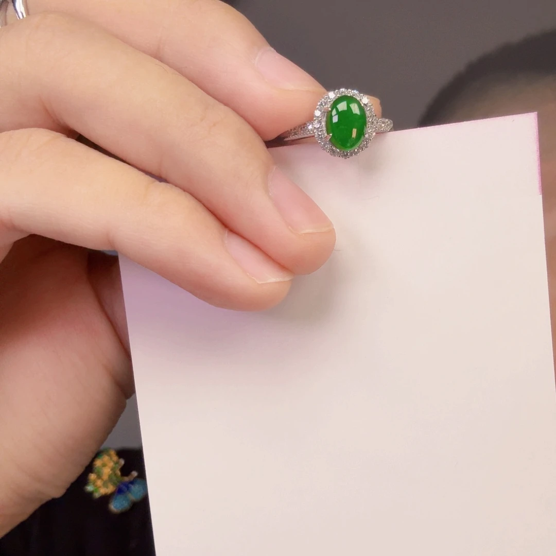 翡翠未镶嵌颈饰一件