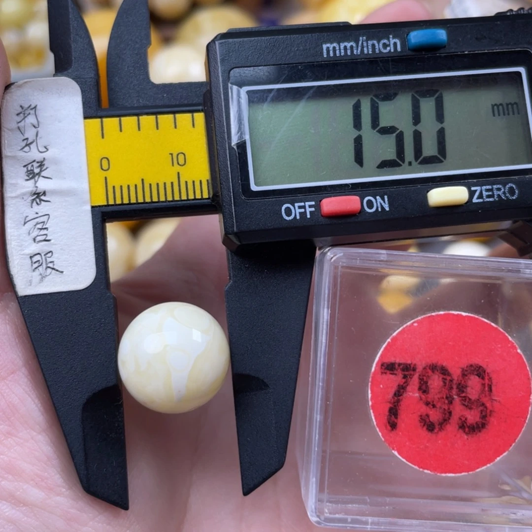 蜜蜡未镶嵌珠宝奇石