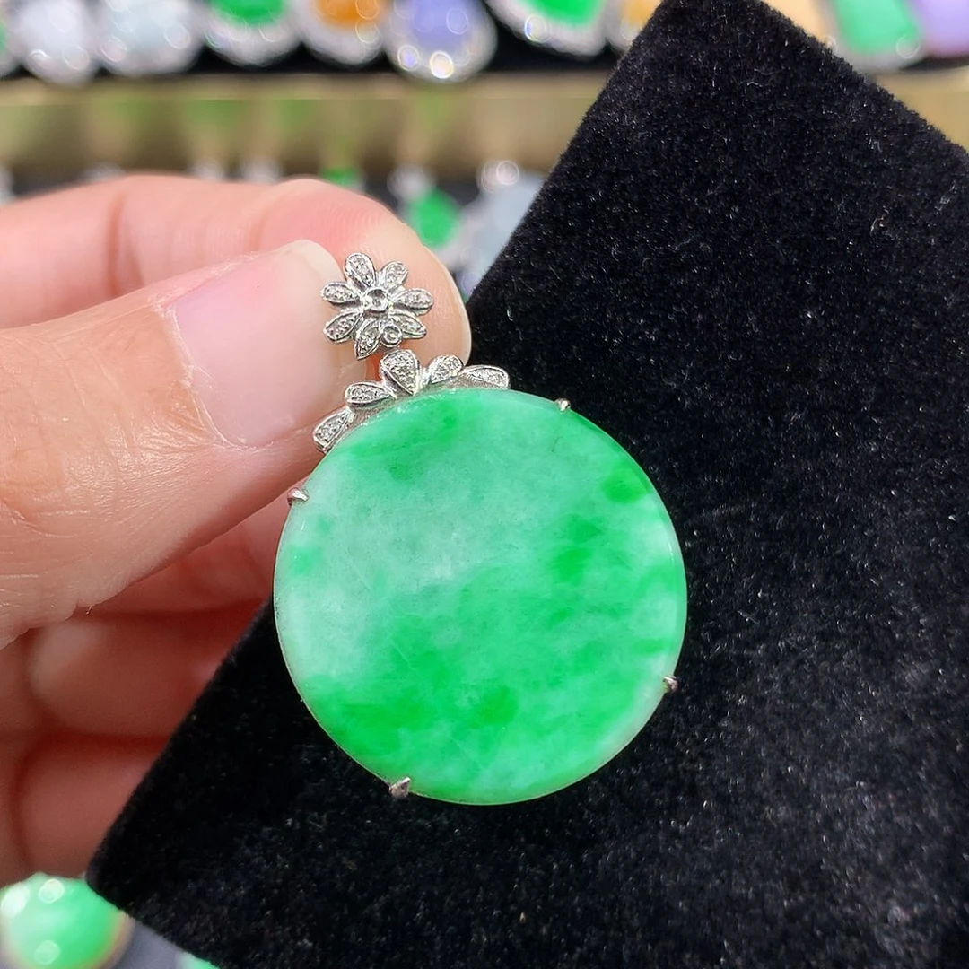 翡翠18K金镶嵌颈饰