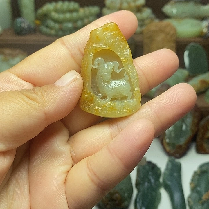 颈饰未镶嵌岫岩河磨玉（透闪石质玉）