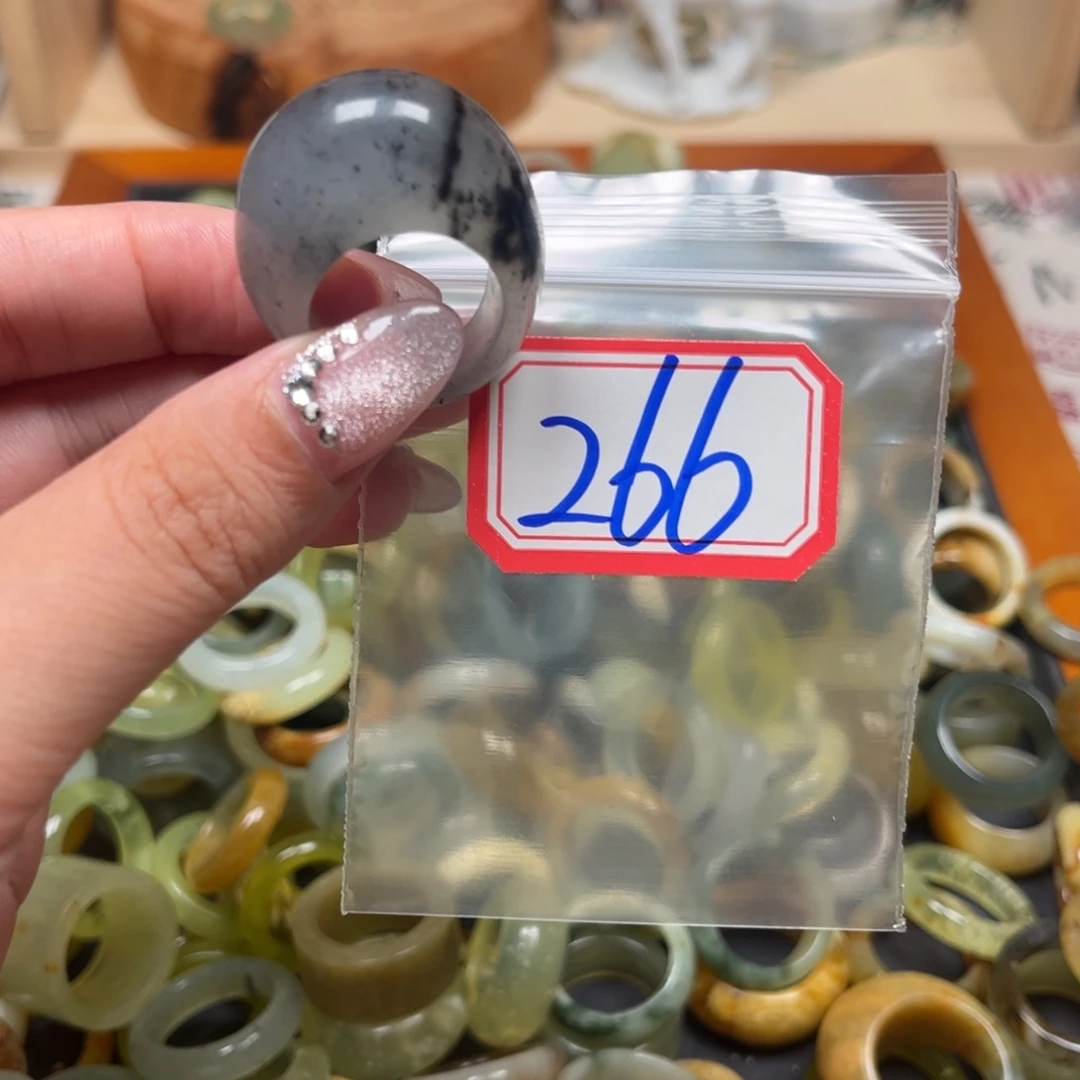 灯***个蛇纹石玉未镶嵌珠宝奇石