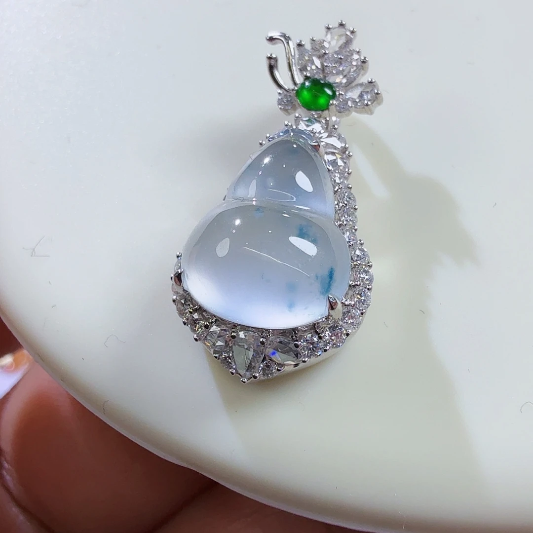 翡翠18K金镶嵌颈饰吊坠