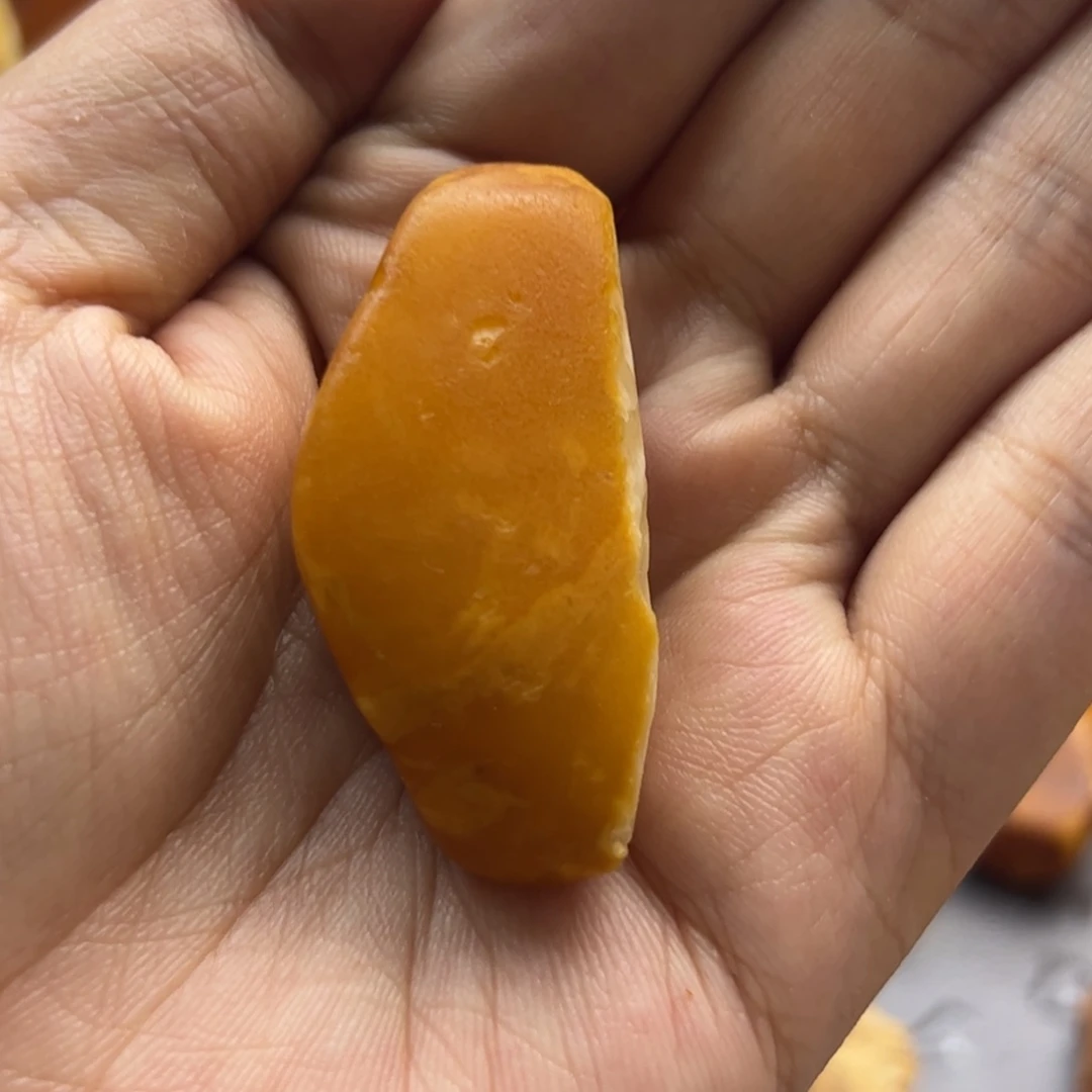 R***i未镶嵌琥珀裸石陈