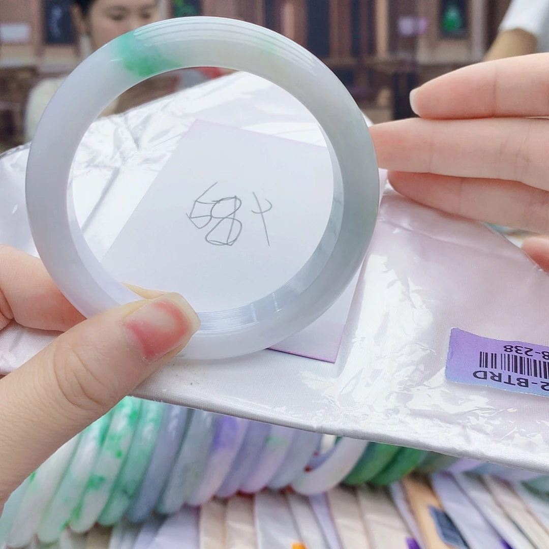 翡翠手镯未镶嵌v h g g h h h h j h h j