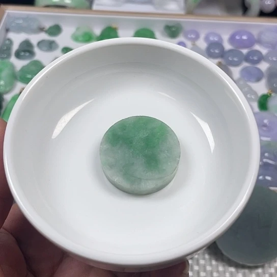 翡翠未镶嵌颈饰漏：豆绿扣毛料