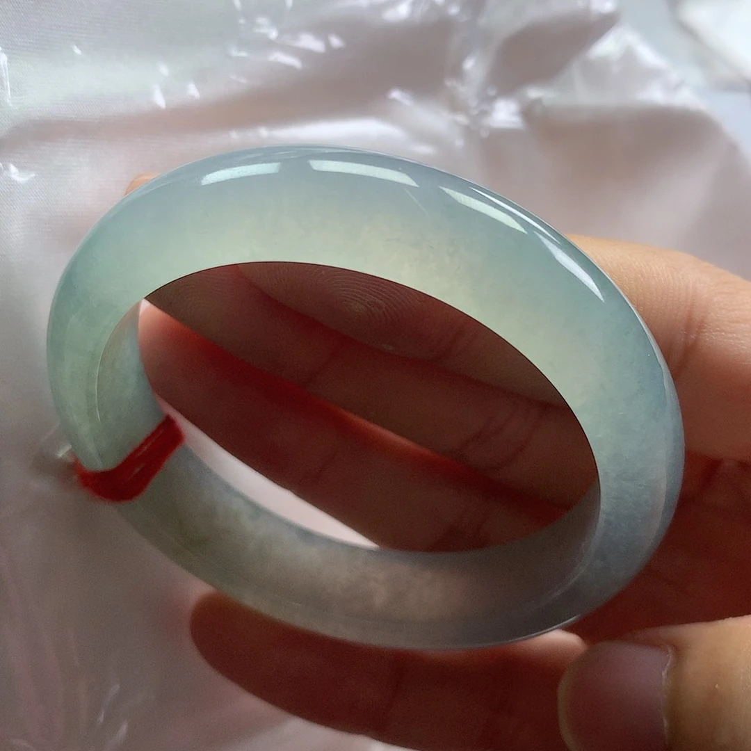翡翠手镯未镶嵌翡翠