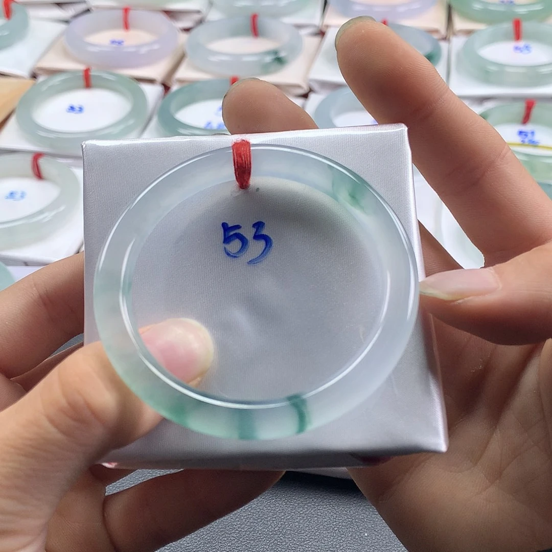 翡翠手镯未镶嵌翡翠