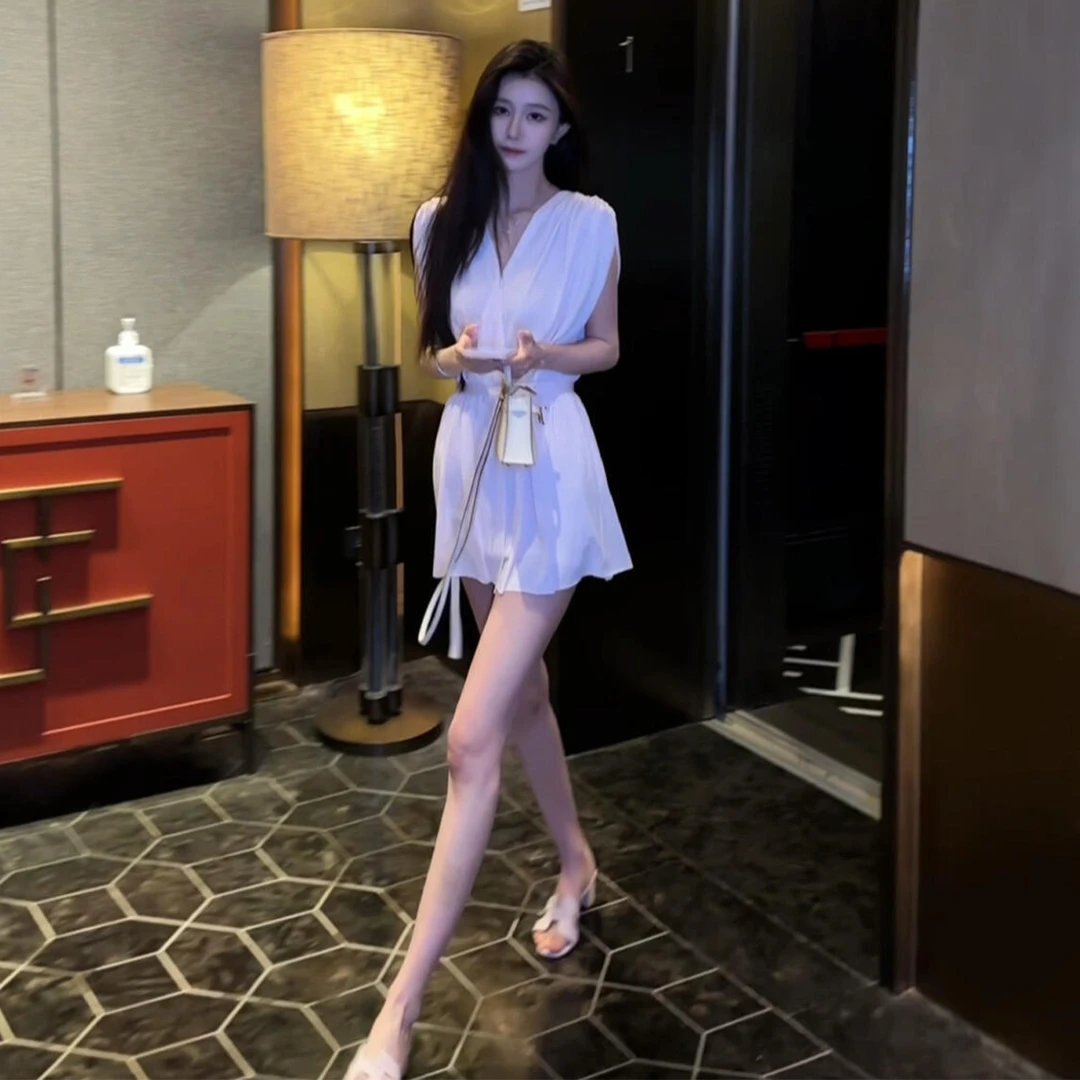 小个子法式白色无袖背心连衣裙女夏季2026新款高级感气质收腰短裙