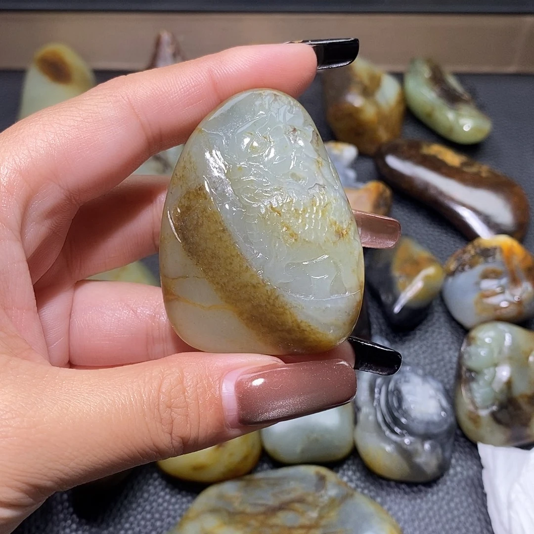 武***穆和田玉未镶嵌颈饰