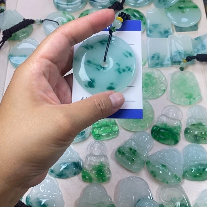 得***手翡翠未镶嵌颈饰平安扣