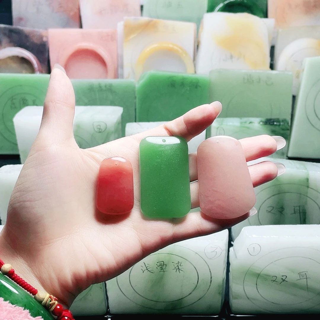 时***浅石英质玉未镶嵌颈饰