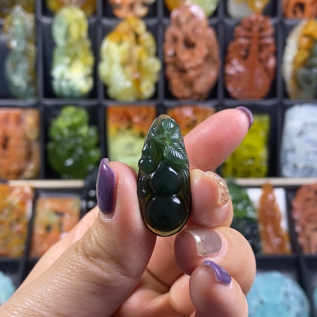 蛇纹石玉颈饰合金