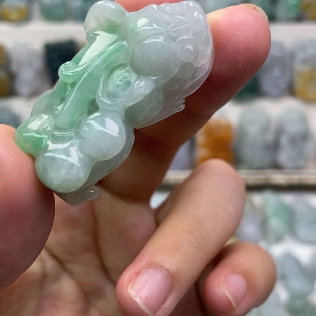 翡翠未镶嵌吊坠(赠链)