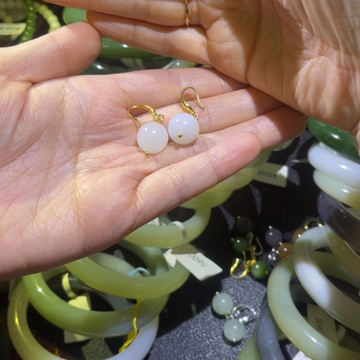 佳***张和田玉未镶嵌颈饰