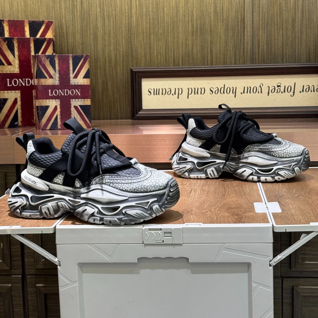 2025秋冬新款时尚百搭潮流轻奢高端舒适耐磨休闲男鞋（偏大一码）